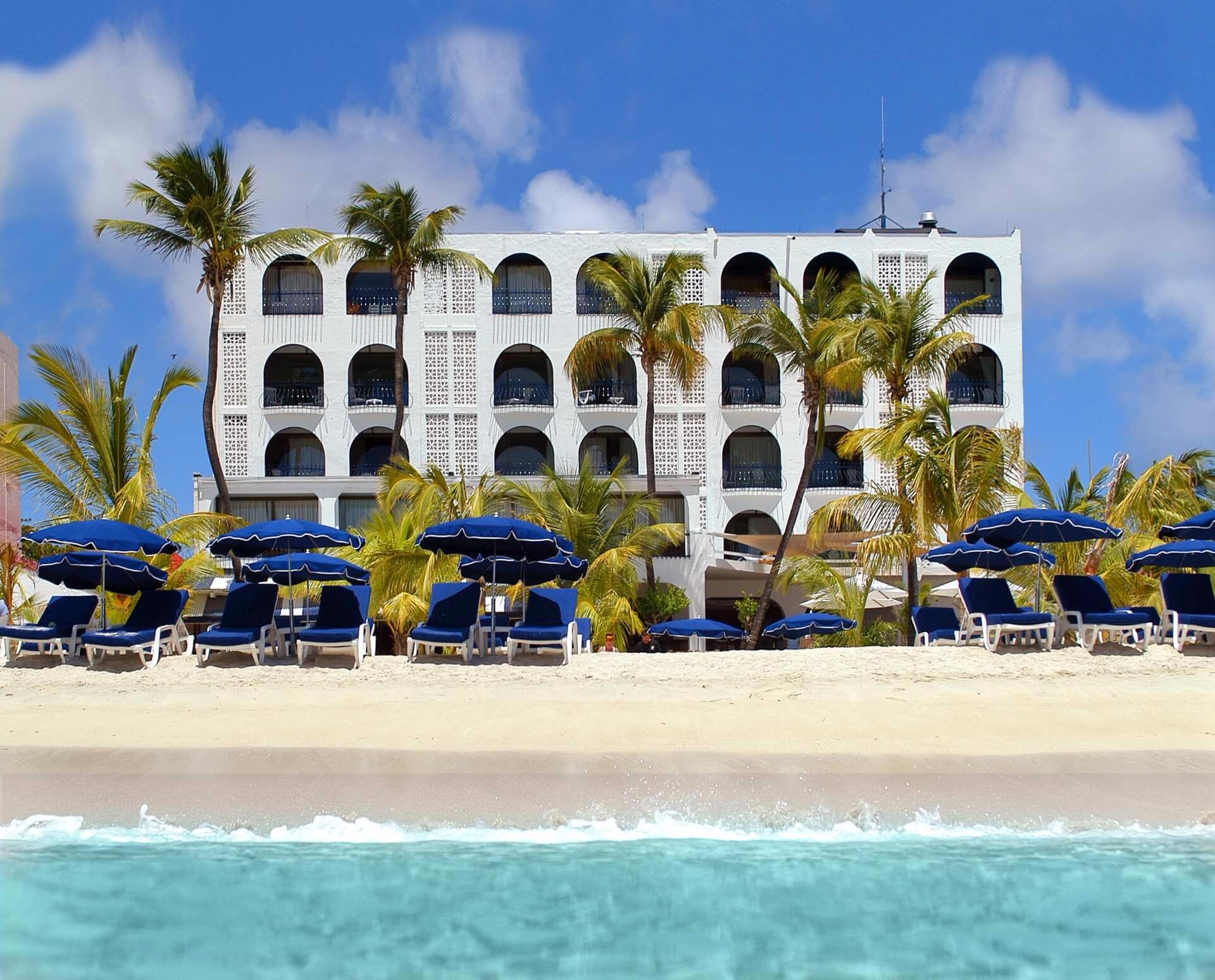 Sint Maarten Luxury Hotels; Sint Maarten Holland House Beach Hotel **** vanaf 1335,- Island Escapes