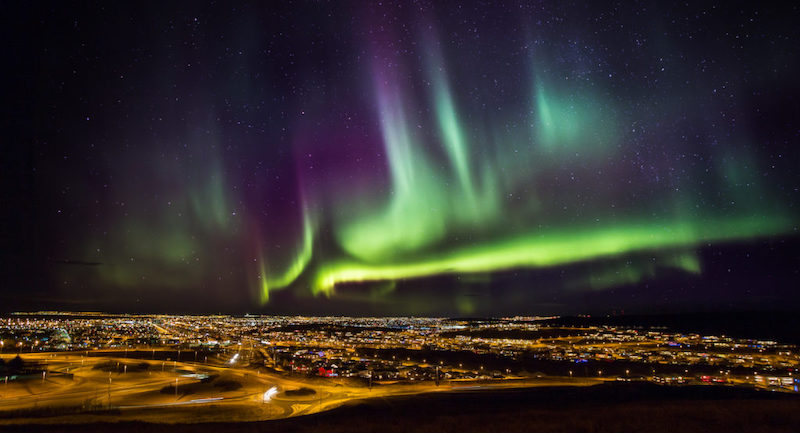 Noorderlicht boven de lucht van Reykjavík
