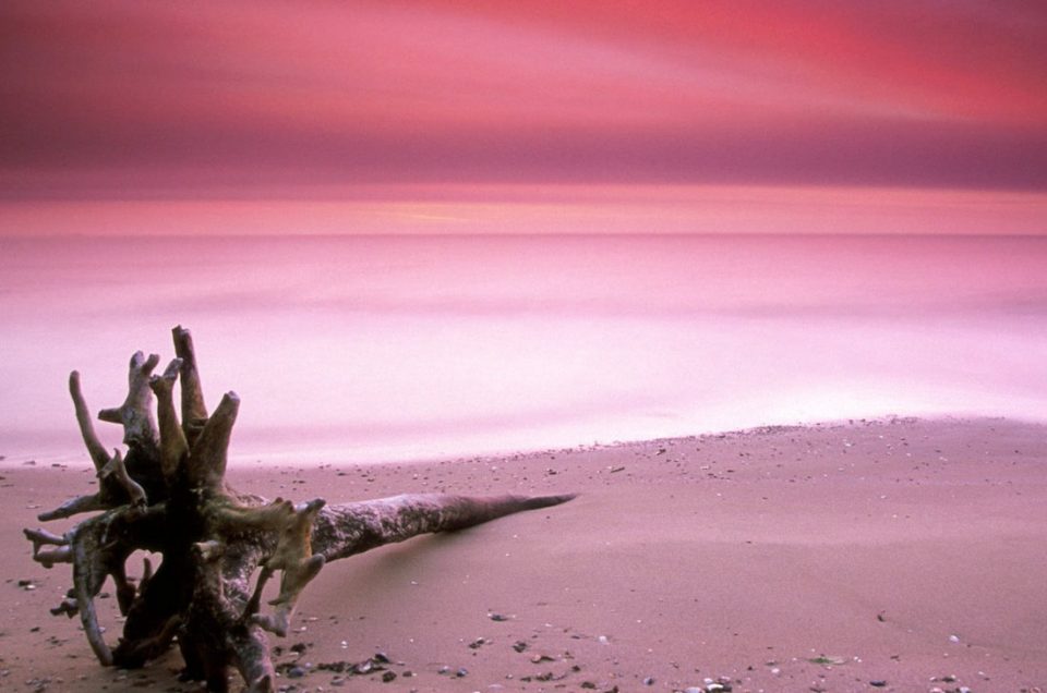 Van roze tot glitter: acht kleurrijke stranden