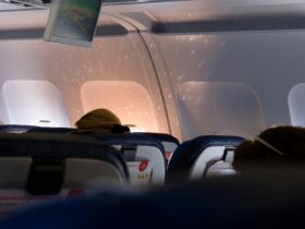 Sleepmaxxing: Outsnooze jetlag met deze hacks aan boord