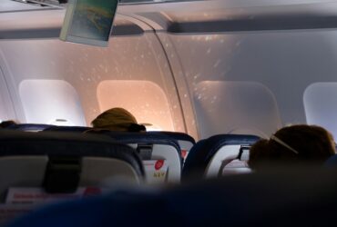 Sleepmaxxing: Outsnooze jetlag met deze hacks aan boord